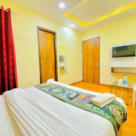 Hotel Holiday First 300 Meter From Golden Temple Amritsar Exterior foto