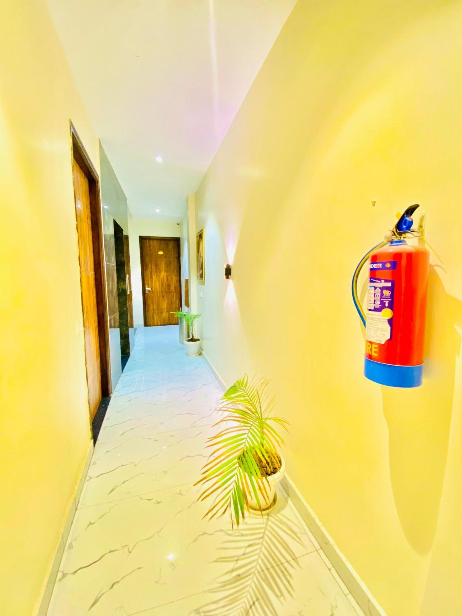 Hotel Holiday First 300 Meter From Golden Temple Amritsar Exterior foto